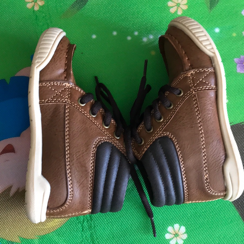 🎉🎊 HP 🎊 Toddler boy mid top shoe